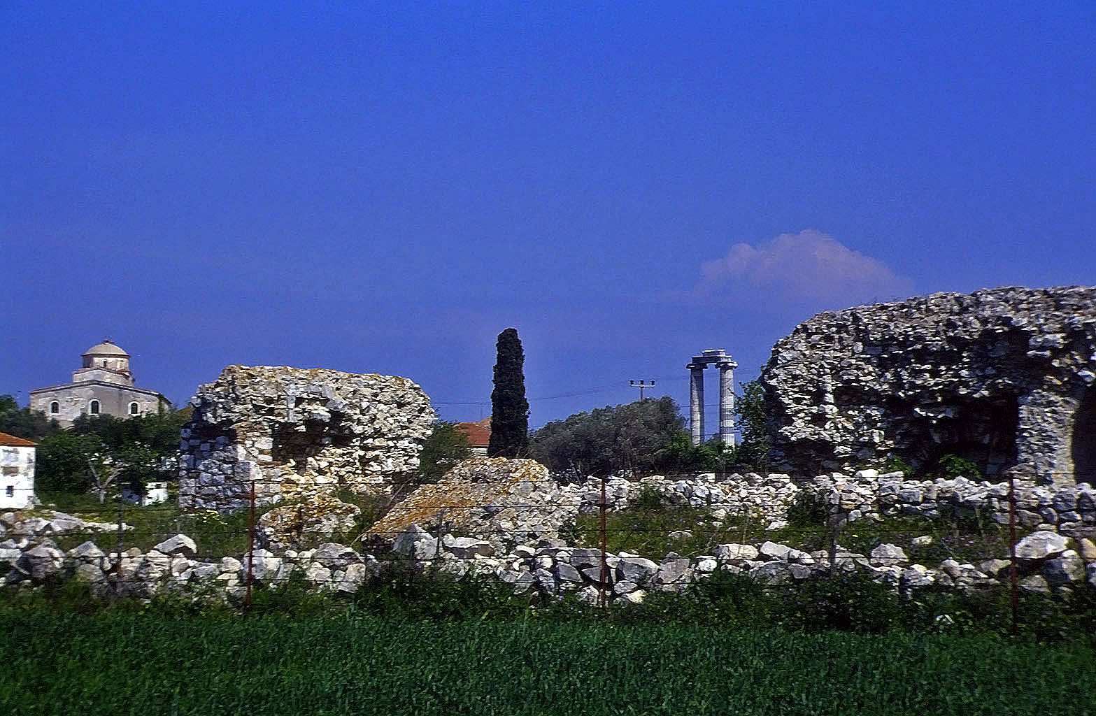 24.04.1993 | Thermen | römische Mauerreste vor Apollon-Tempel