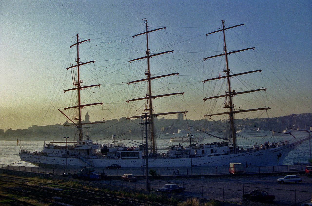 22.06.1993 | Hafen | Dreimaster im Hafen
