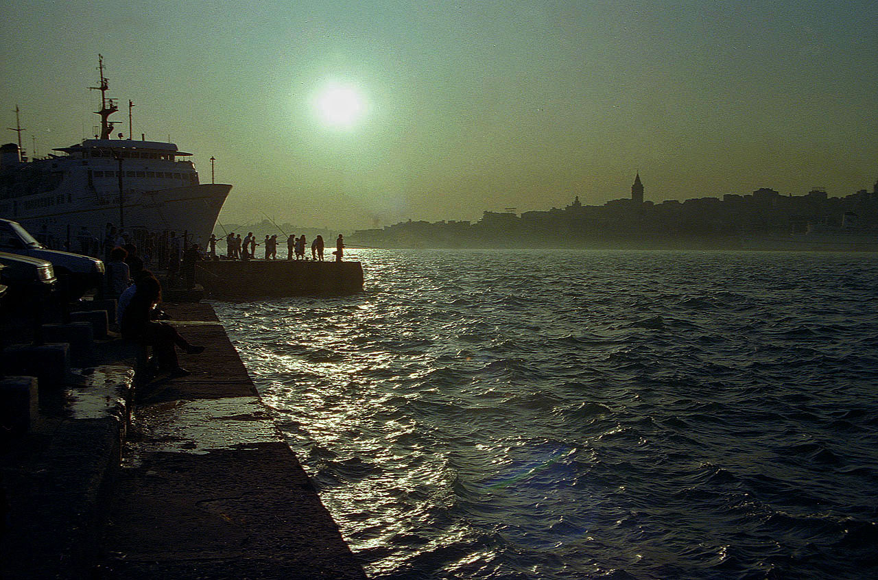 22.06.1993 | Hafen | Sonnenuntergang über Mole und Galataturm