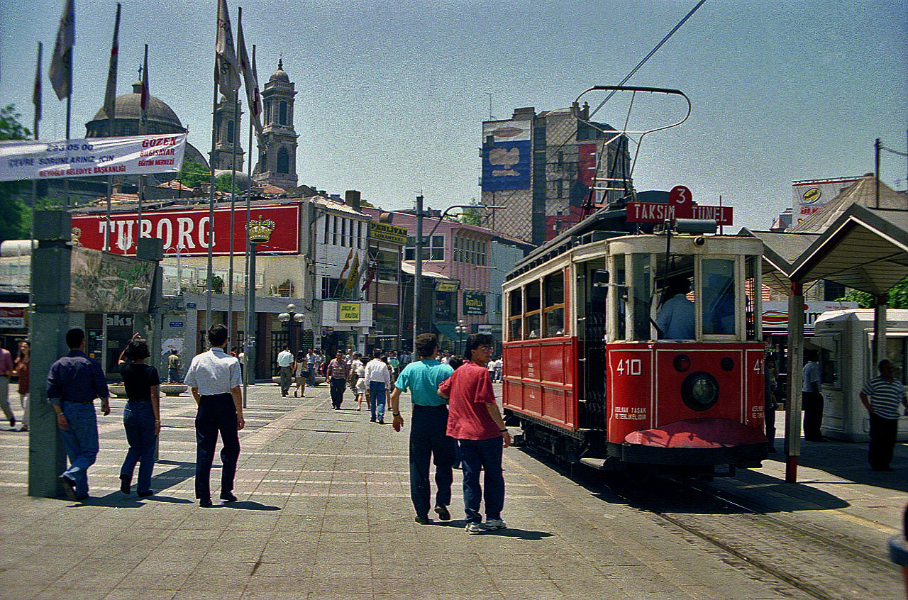 24.06.1993 | Taksimplatz | historische Strassenbahn und Aya Triada Kirche