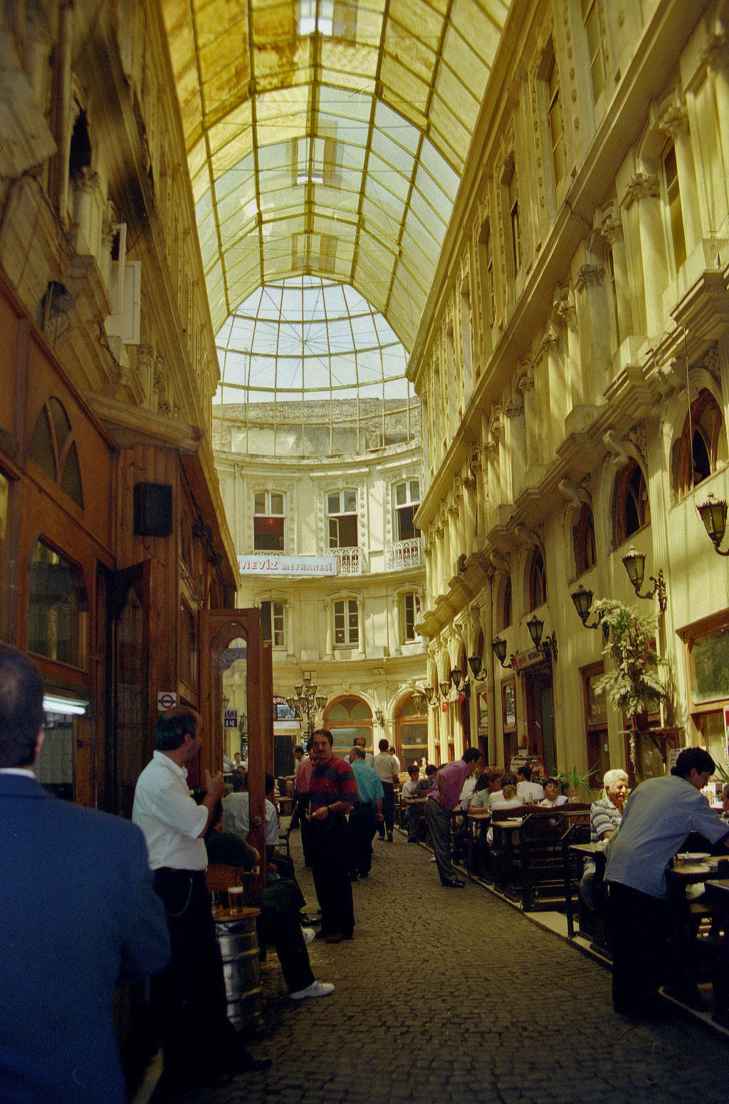 24.06.1993 | Istiklal - Caddesi   | überdachte Cicek-Passage mit Cafe