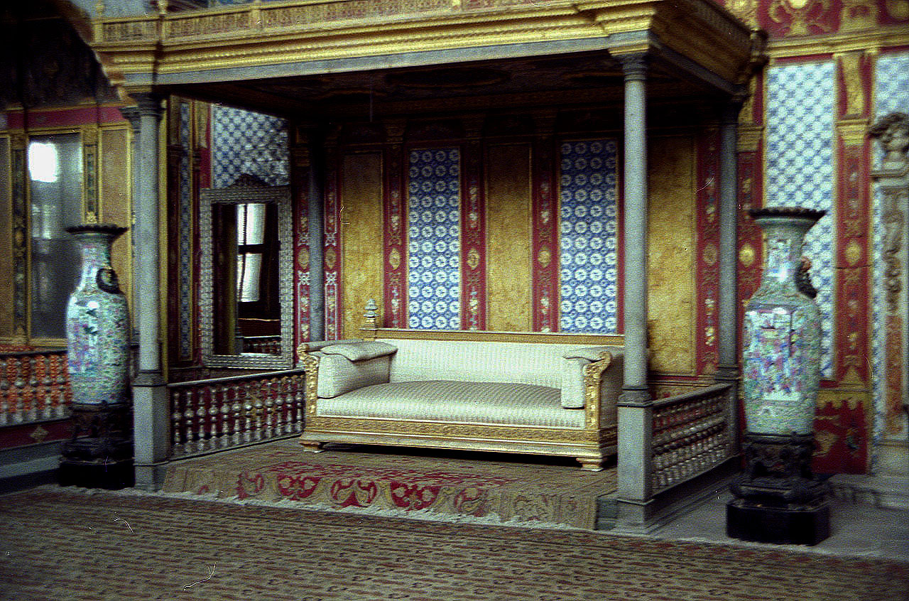 25.06.1993 | Topkapi | repräsentatives Sofa