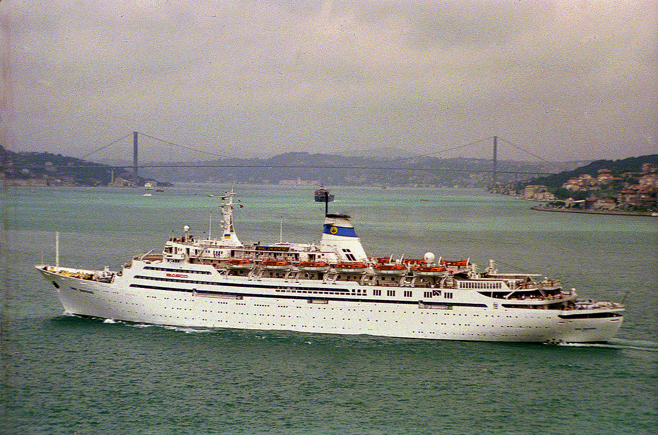 25.06.1993 | Gülhane Park | Kreuzfahrtschiff vor Bosporus mit Brücke