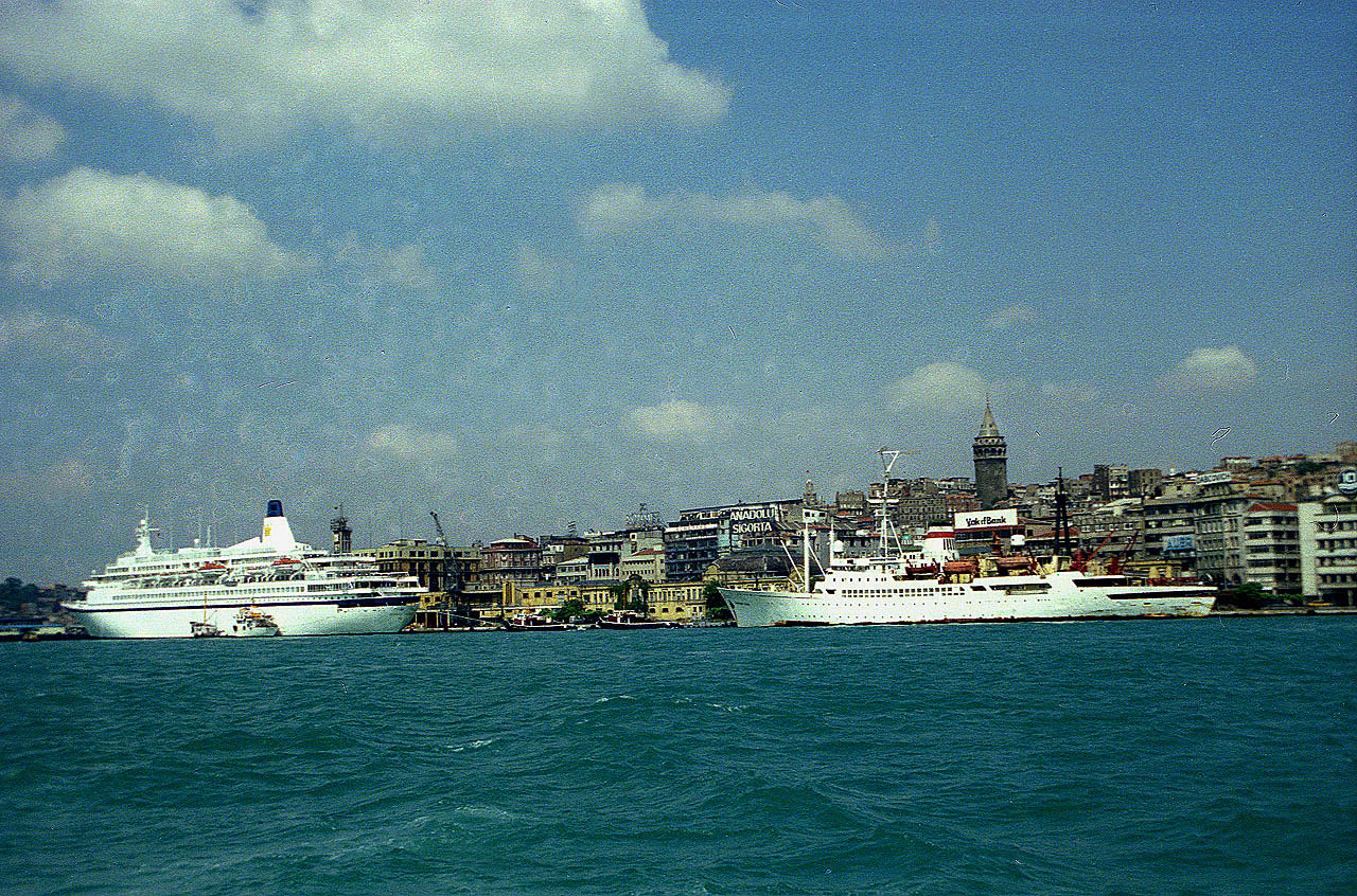 26.06.1993 | Sirkeci | Kreuzfahrt- und Fährschiffe unterm Galataturm