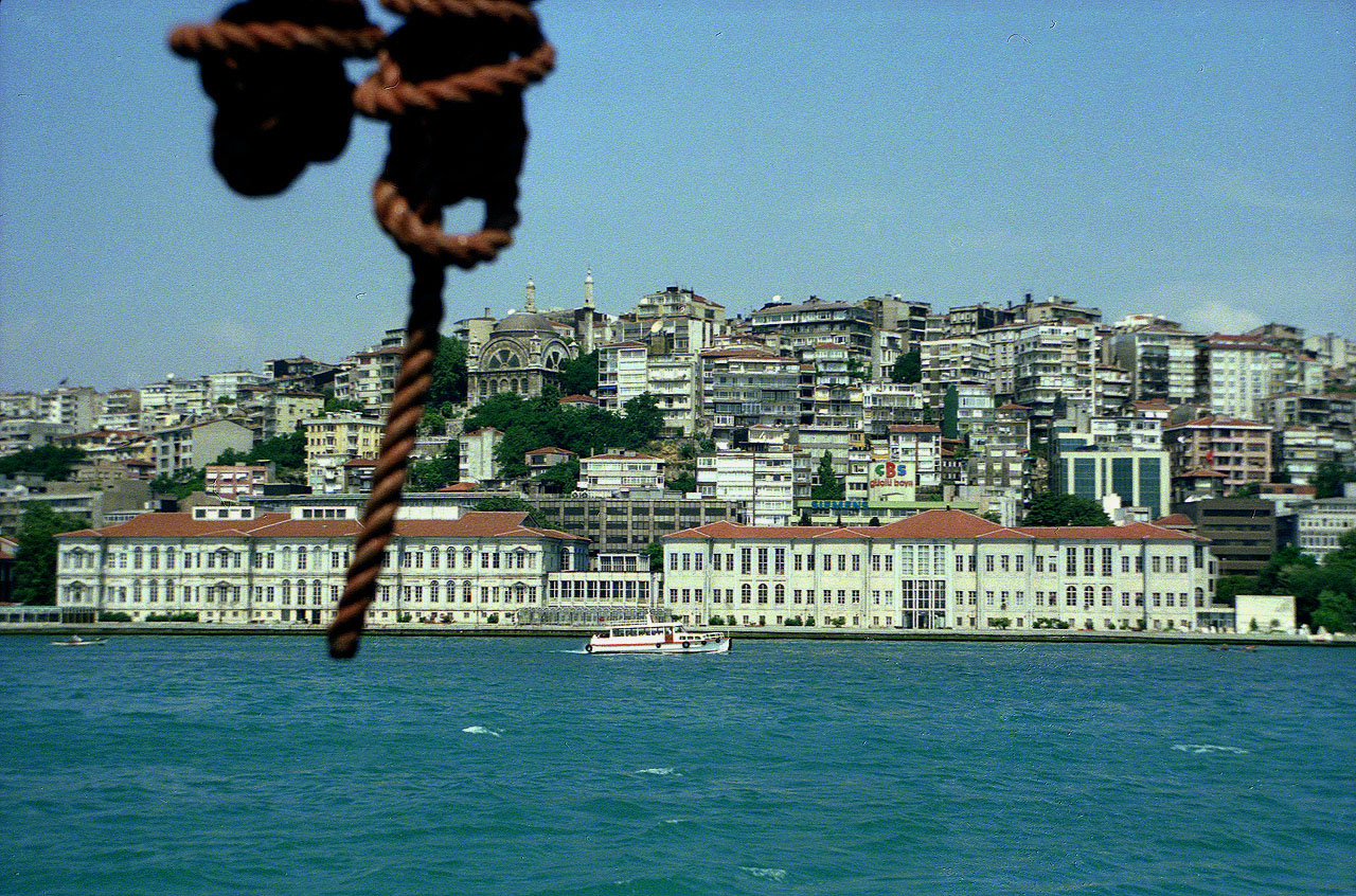 26.06.1993 | Bosporus Tour | Nusretiye Moschee über heutiges Istanbul Modern