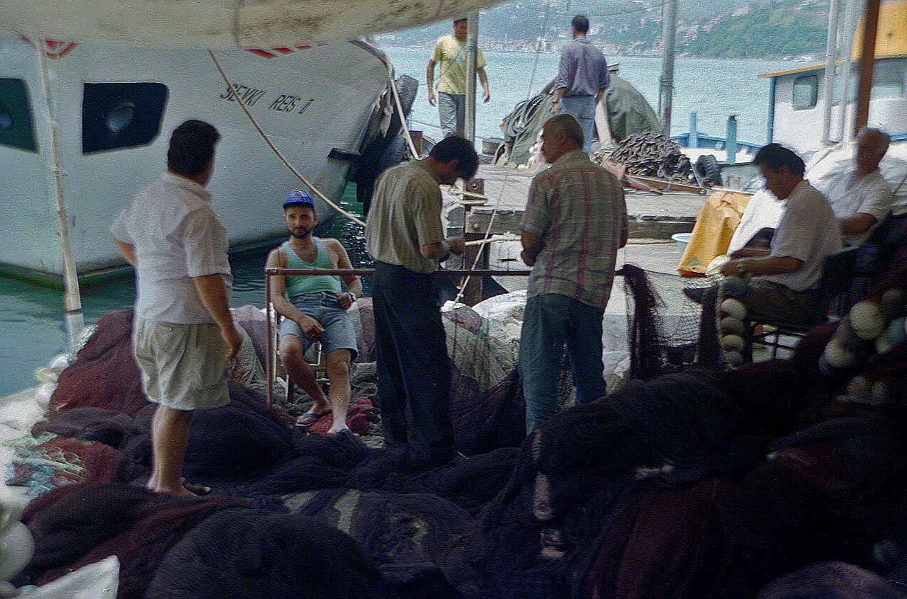 26.06.1993 | Bosporus Tour | Fischer im Hafen Anadolu Kavagi