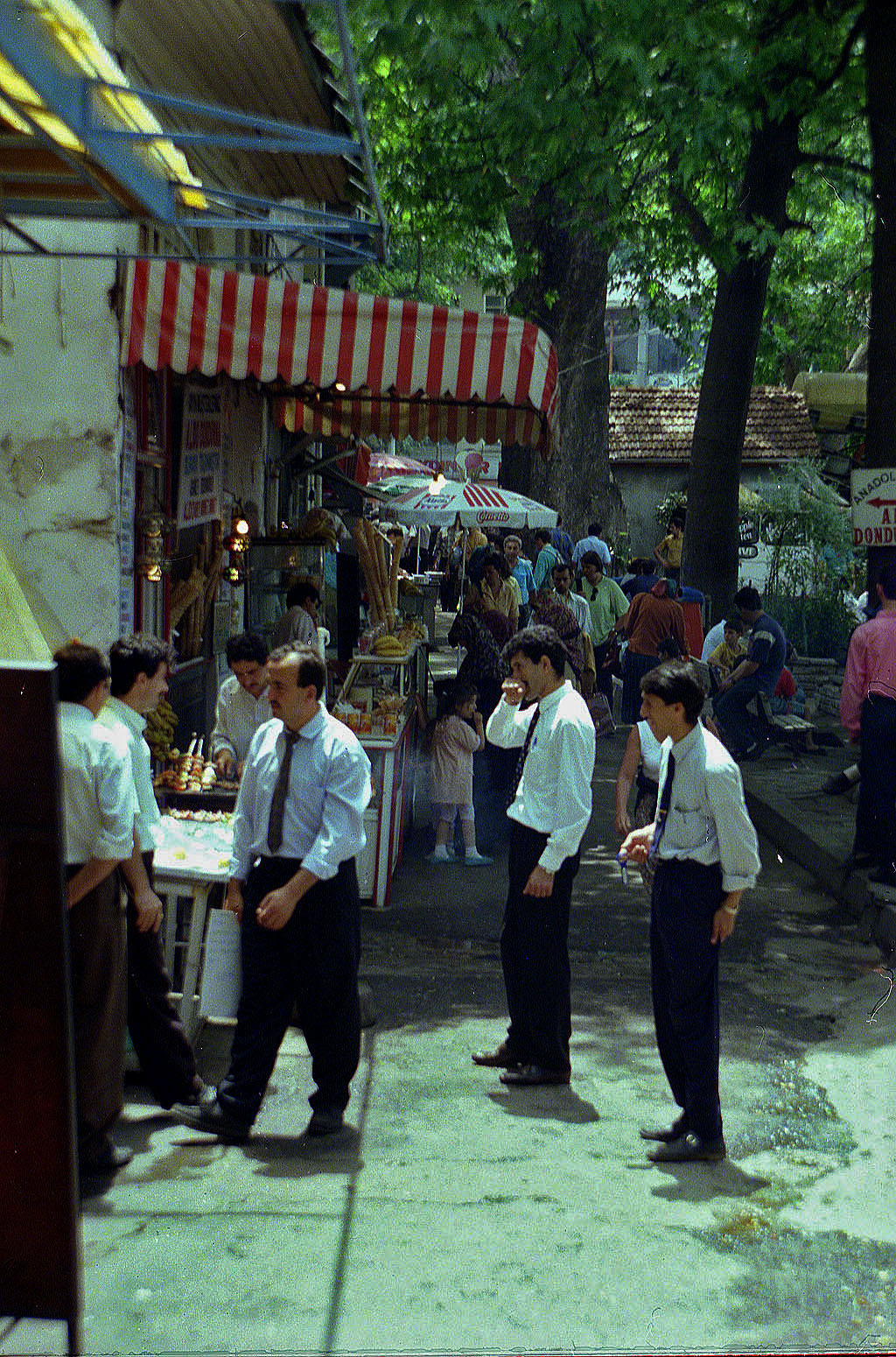 26.06.1993 | Bosporus Tour | Anadolu Kavagi Eis-Strasse am Hafen