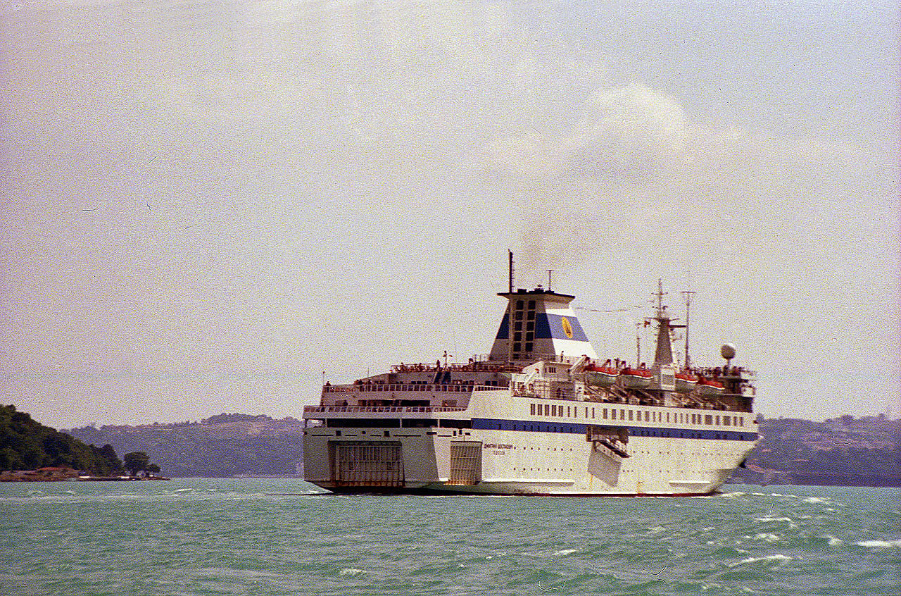 26.06.1993 | Bosporus Tour | großes Fährschiff im Bosporus