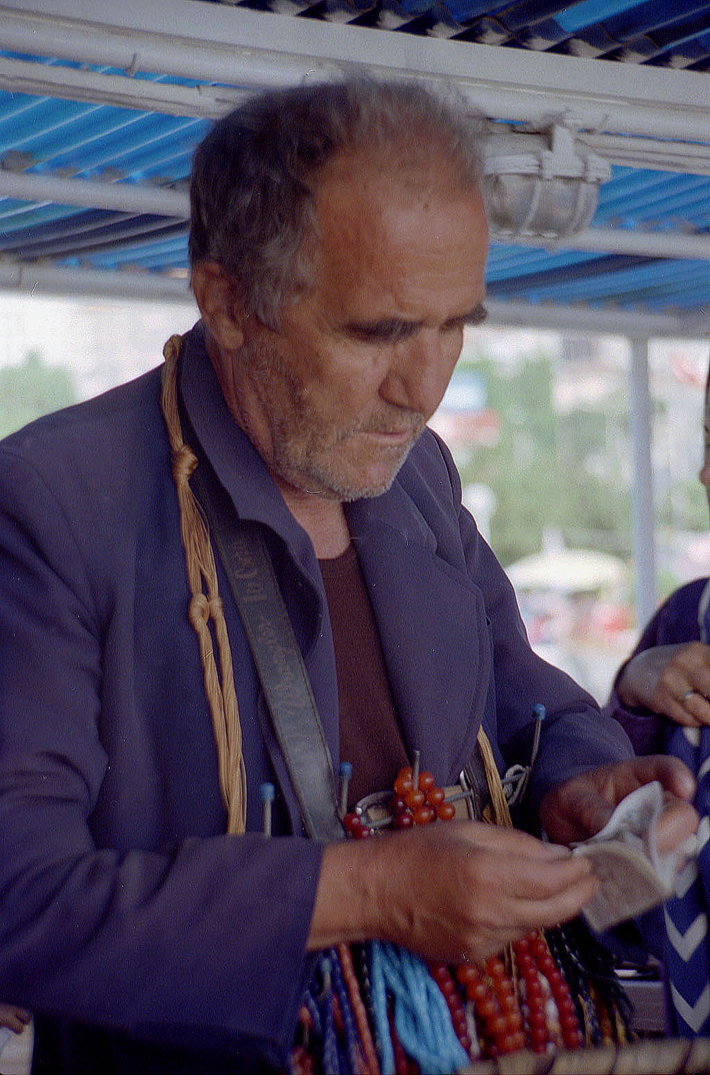 26.06.1993 | Bosporus Tour | Strassenhändler am Schiff