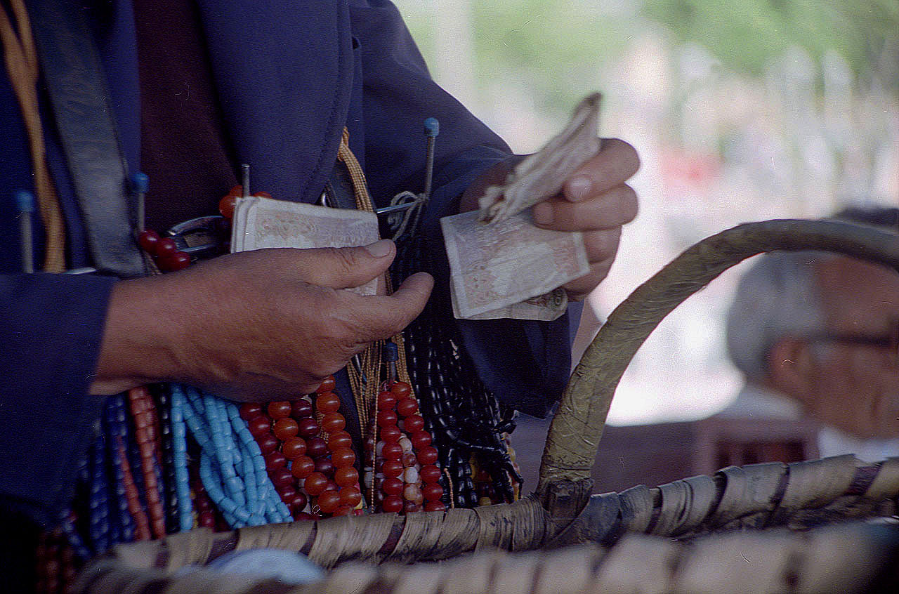 26.06.1993 | Bosporus Tour | Strassenhändler am Schiff