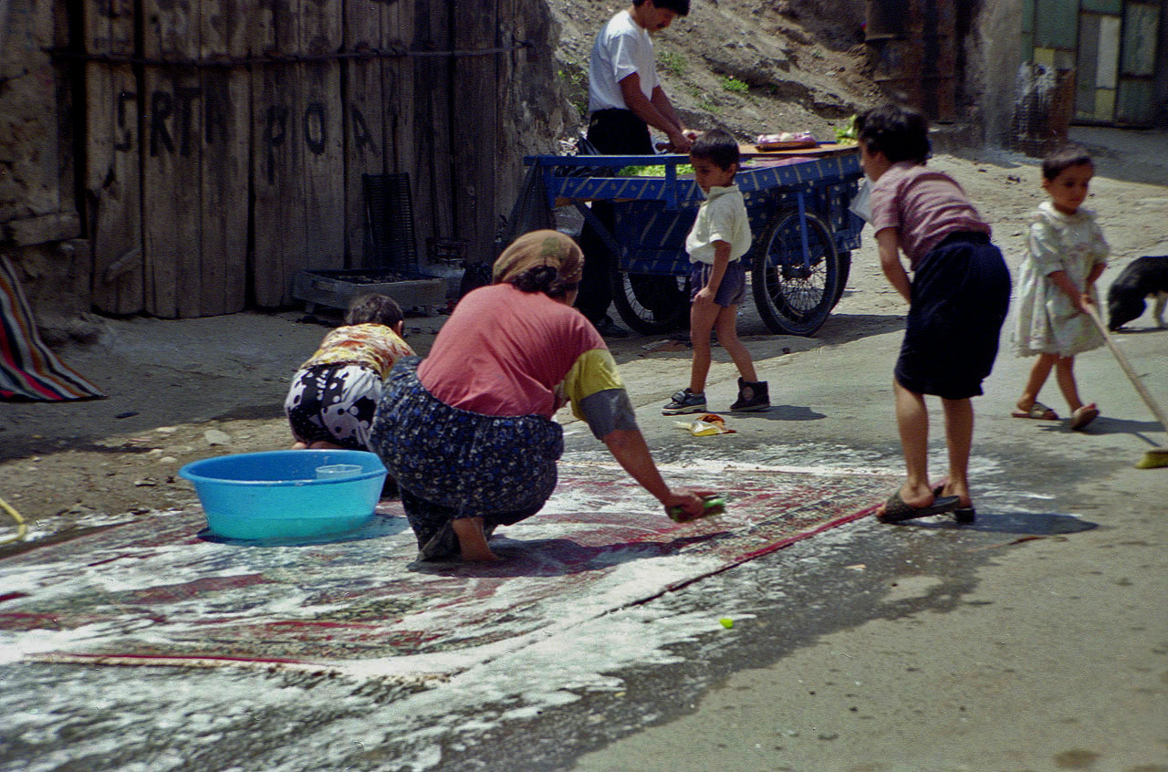27.06.1993 | Valens Aquädukt | Teppichreinigung auf der Strasse