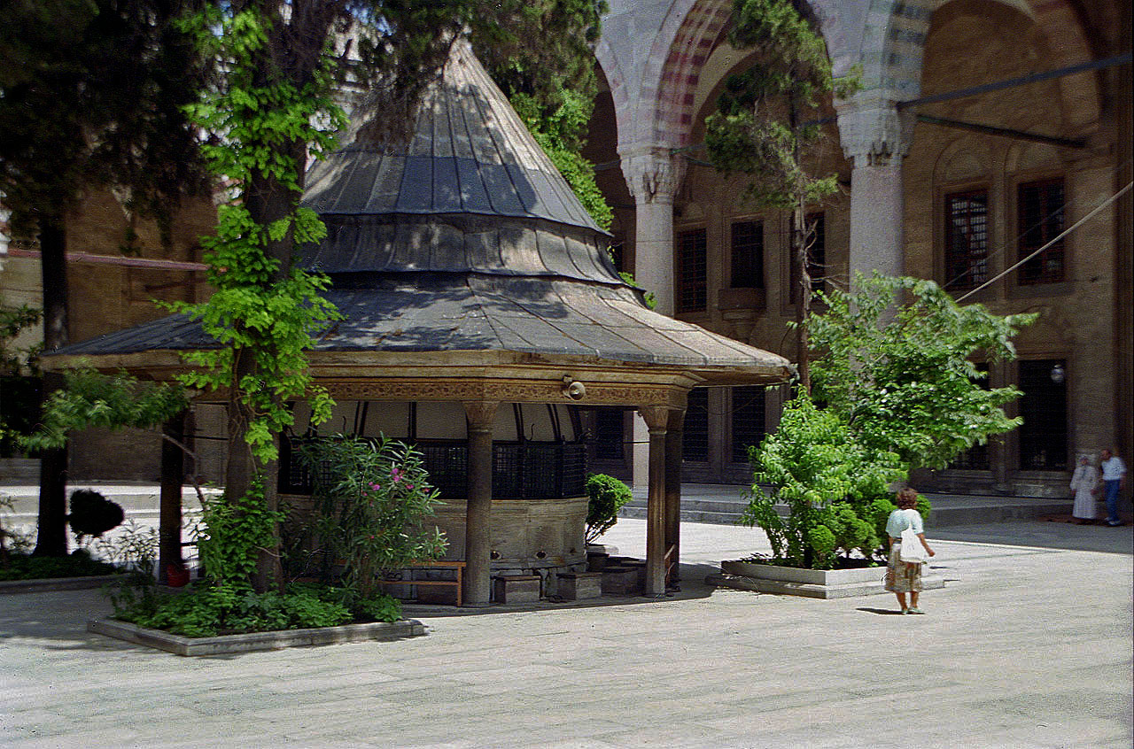 27.06.1993 | Fatih Moschee | Reinigungsbrunnen der Fatih Moschee