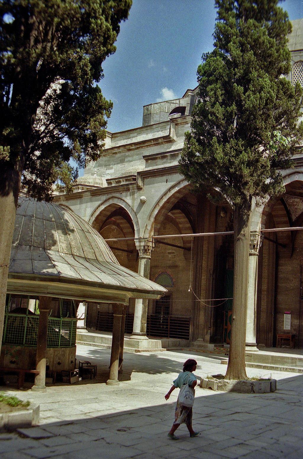 27.06.1993 | Selim Moschee   | im Innenhof mit Reinigungsbrunnen