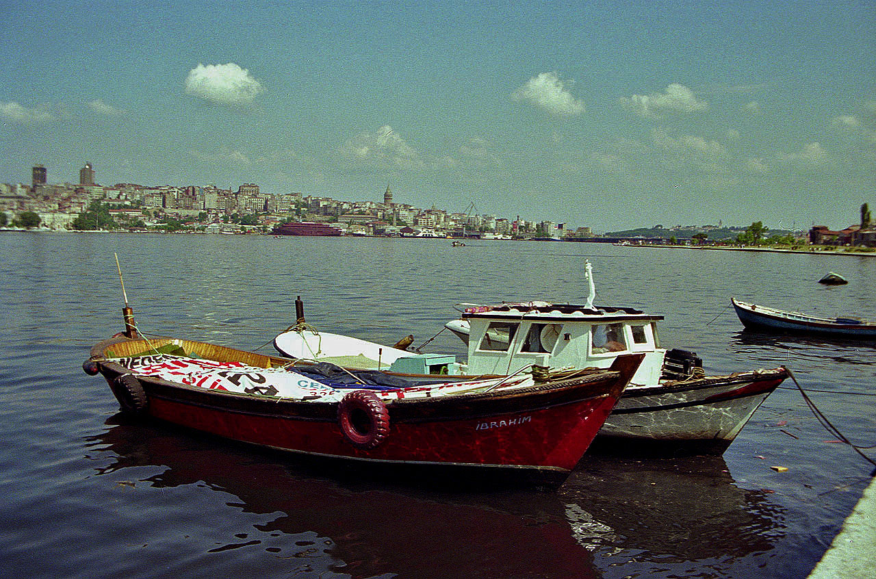 27.06.1993 | Goldenes Horn | Boote an der Mole mit Galataturm