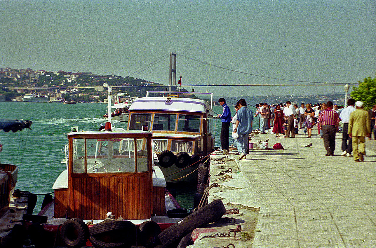27.06.1993 | Üsküdar | Hafenkai mit Fischern vor 1. Brücke