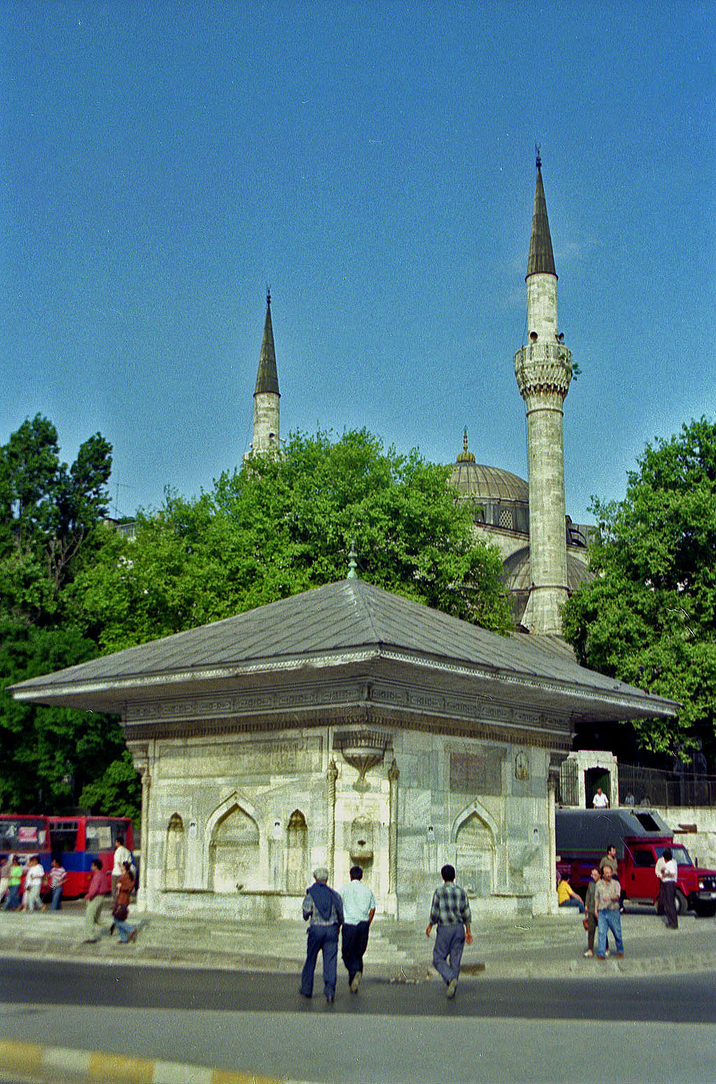 27.06.1993 | Üsküdar | Mihrimah Sultan Moschee mit Brunnen davor