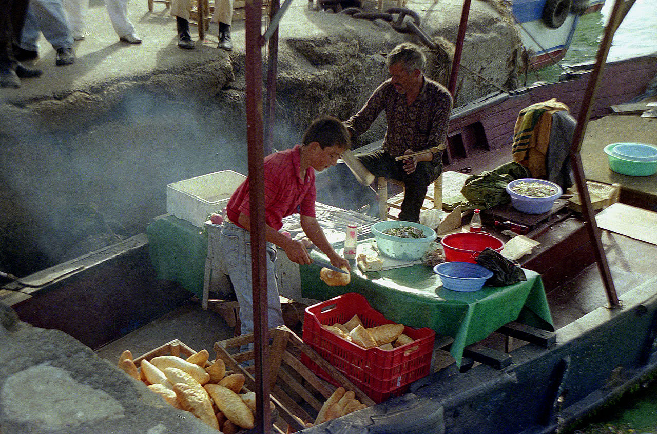 27.06.1993 | Üsküdar | Meeres - Fastfood vom Boot aus