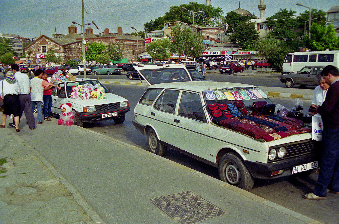 27.06.1993 | Üsküdar | Minigeschäfte auf der Motorhaube
