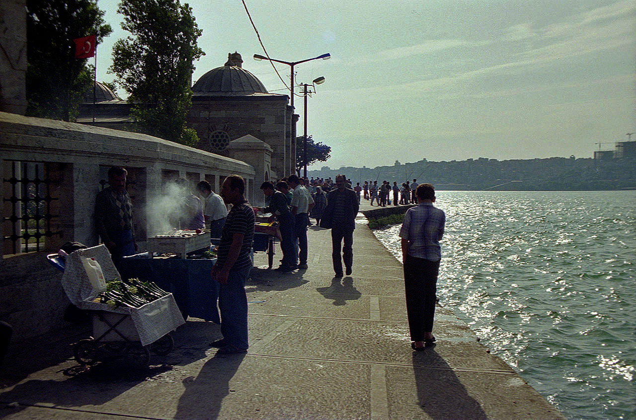 27.06.1993 | Üsküdar | Hafenmole mit Geschäften