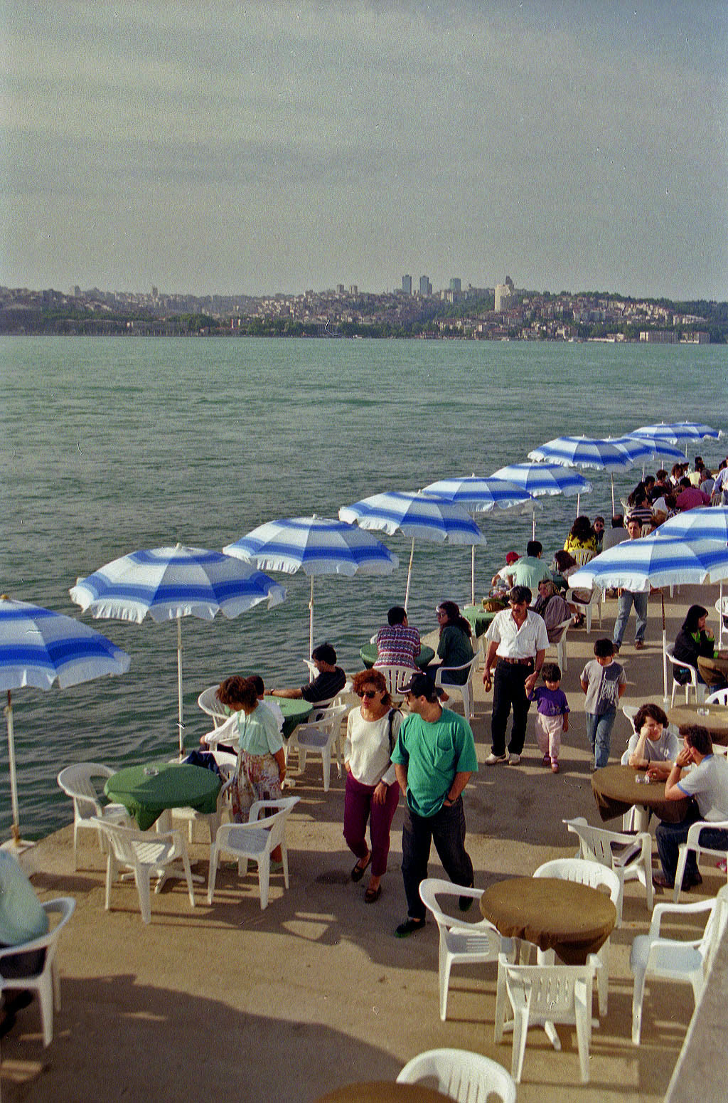 27.06.1993 | Üsküdar | Hafenmole und Beyoglu hinterm Bosporus
