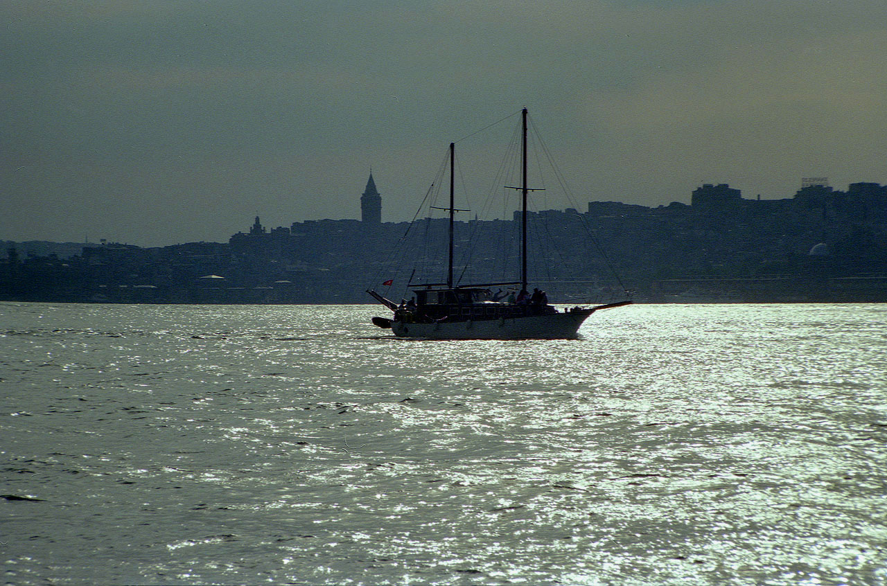 27.06.1993 | Üsküdar | Segelschiff vor dem Galataturm