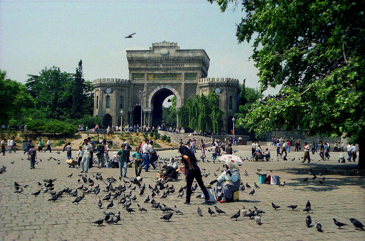 28.06.1993 | Universität | Eingangstor zur Universität istanbul