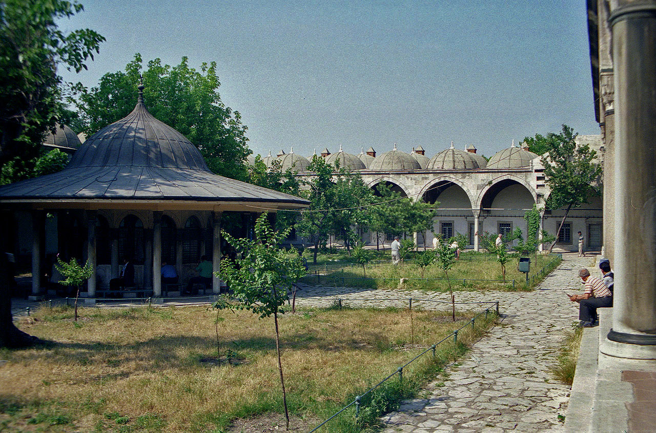 28.06.1993 | Mihrimah Sultan Camii   | Brunnen und Innenhof der Mihrimah Sultan Moschee