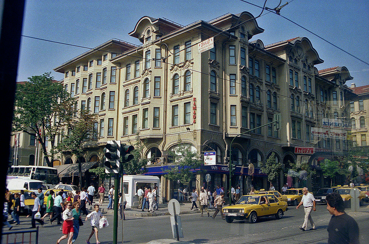 28.06.1993 | Tulpenmoschee | historisches Merit Antik Hotel daneben