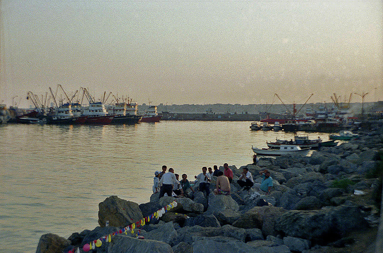 28.06.1993 | Kumkapi | abendliches Grillen am Hafen