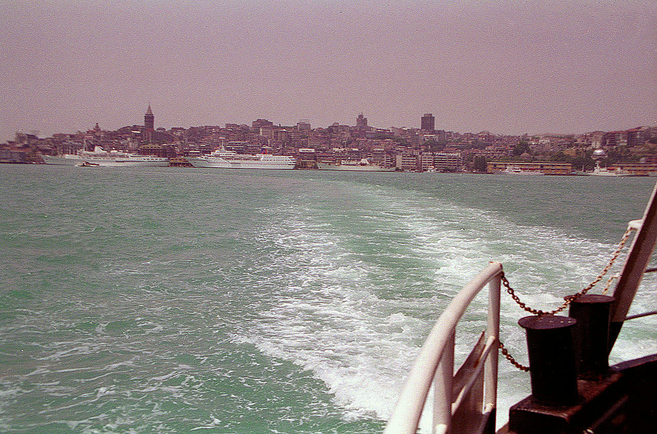 29.06.1993 | Bootsfahrt   | Kreuzfahrtschiffsanlegestelle und Galataturm