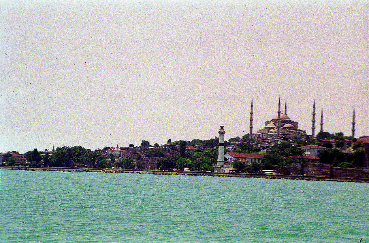 29.06.1993 | Bootsfahrt   | Blaue Moschee über Leuchtturm und Stadtmauer