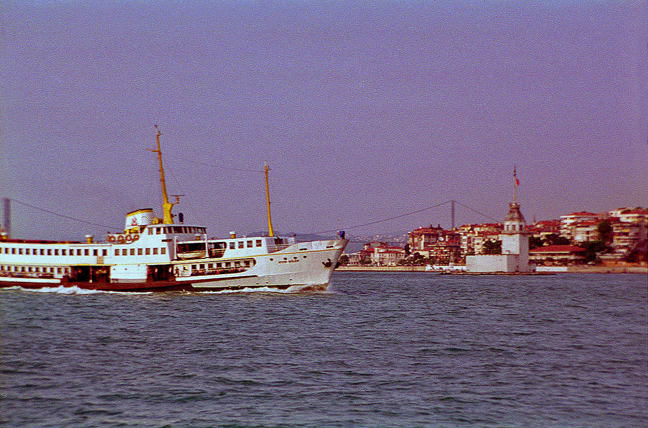 29.06.1993 | Bootsfahrt   | Fähre mit Leanderturm und Üsküdar