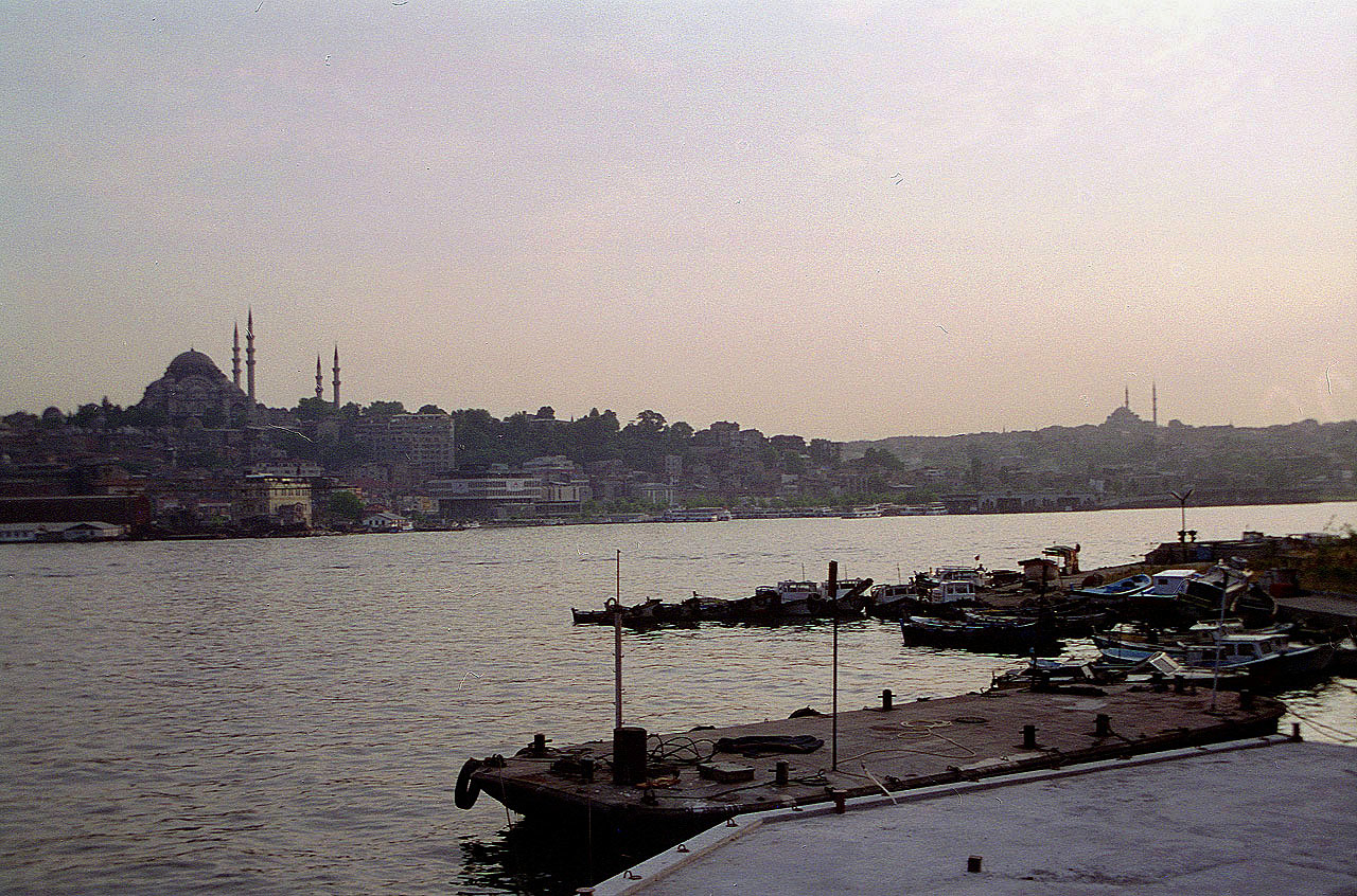 29.06.1993 | Galata | Hafenmole und Moscheen Panorama