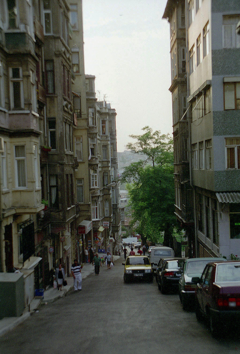 29.06.1993 | Galata | steile Seitenstrasse unterm Turm
