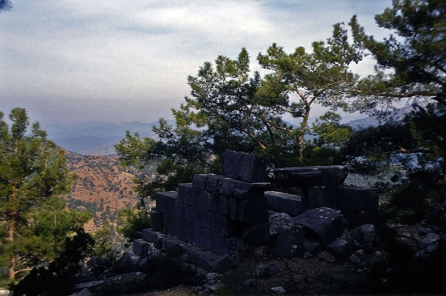 23.04.1993 | Heroon | Grundmauern des Heroon