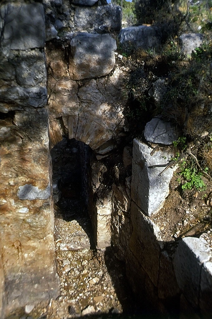 23.04.1993 | Stadtmauer | enger Eingang in Gebäude