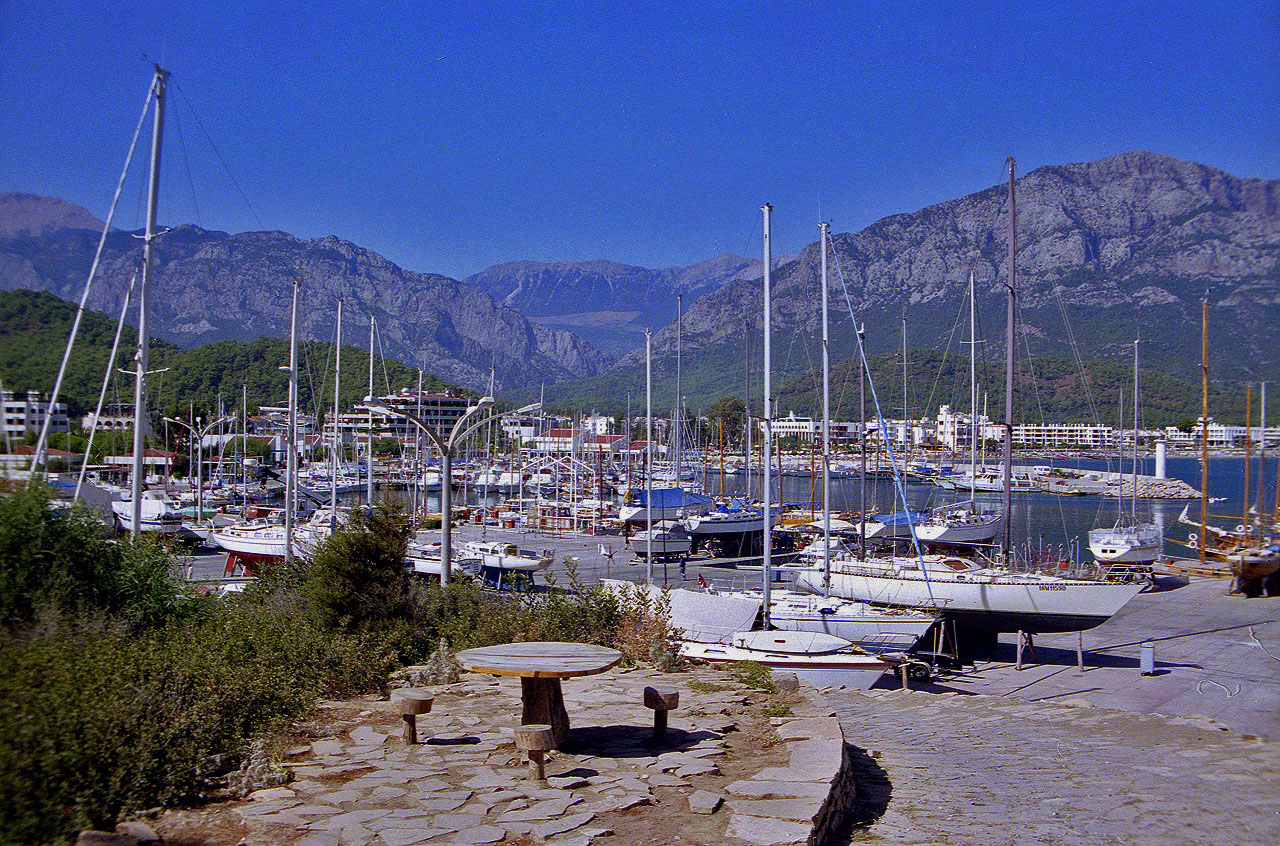 30.09.1992 | Yörük - Park | Yachthafen vor den Bergen