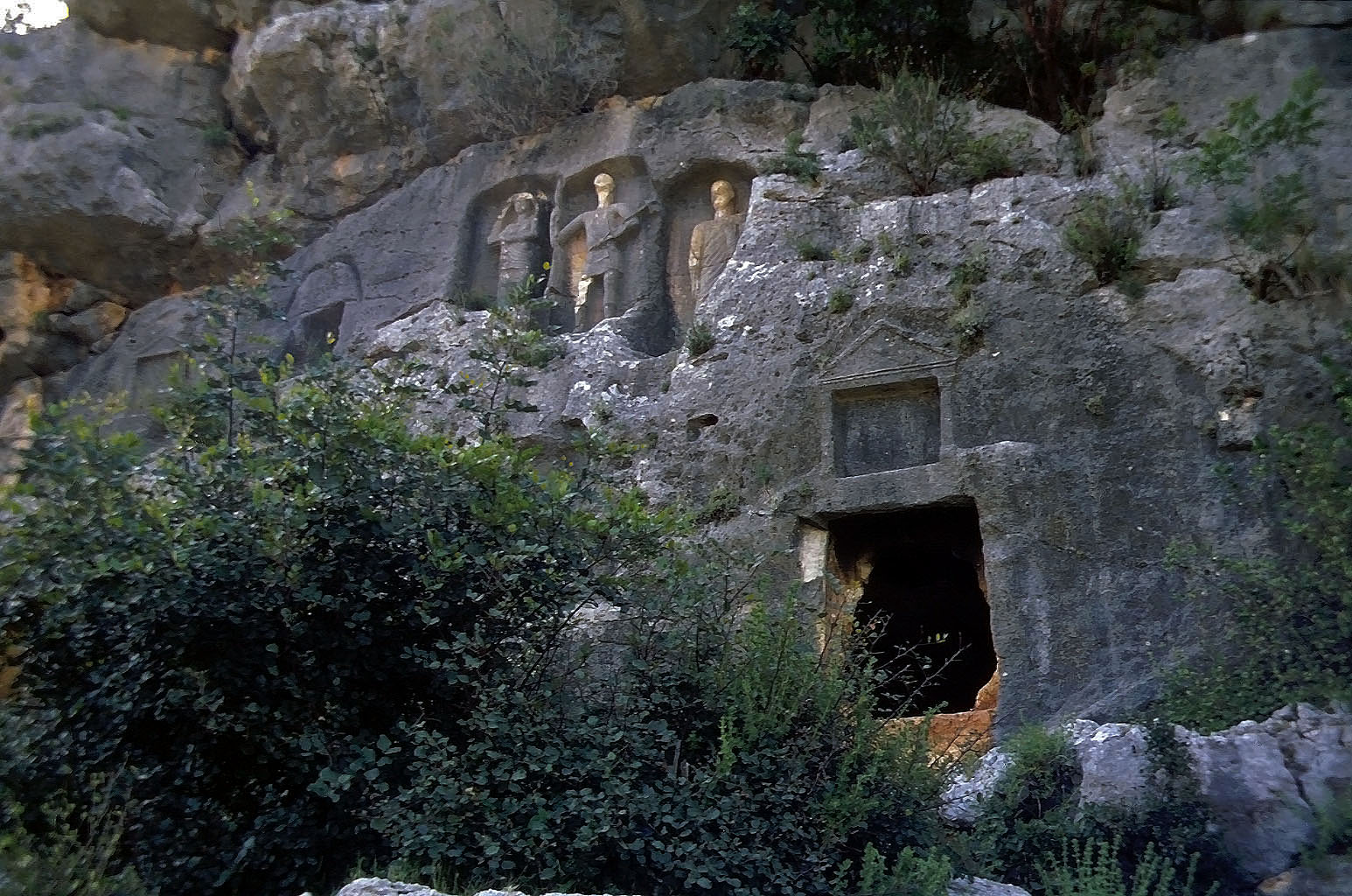 30.04.1993 | Adamkaylar | Felsreliefs in Nekropole