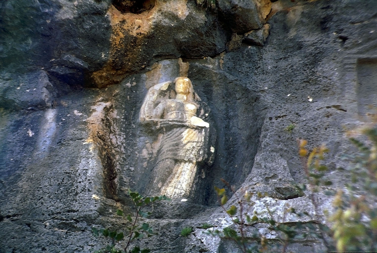 30.04.1993 | Adamkaylar | Felsreliefs in Nekropole