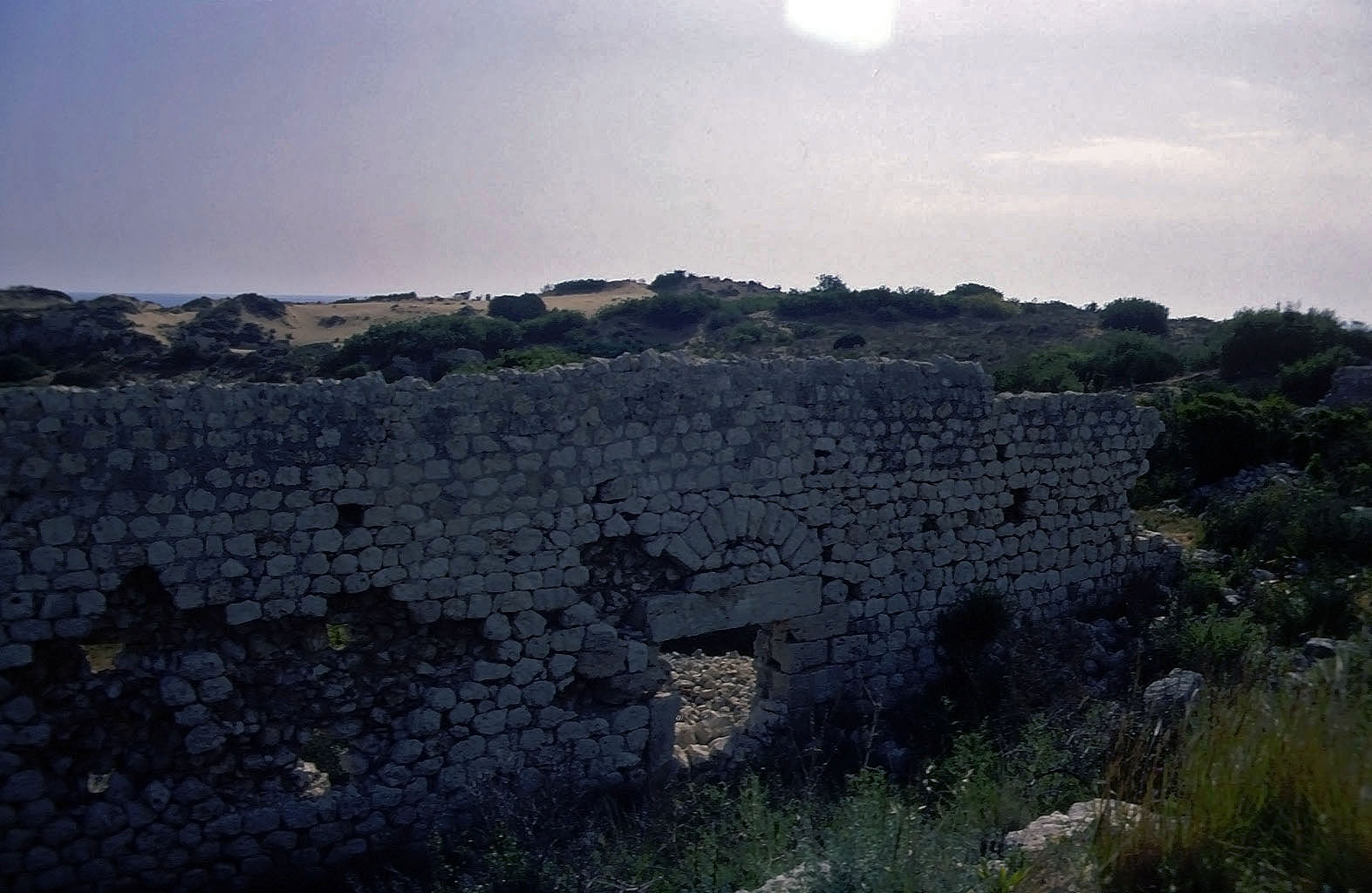 30.04.1993 | Landburg | massive Mauerreste mit Seitentor