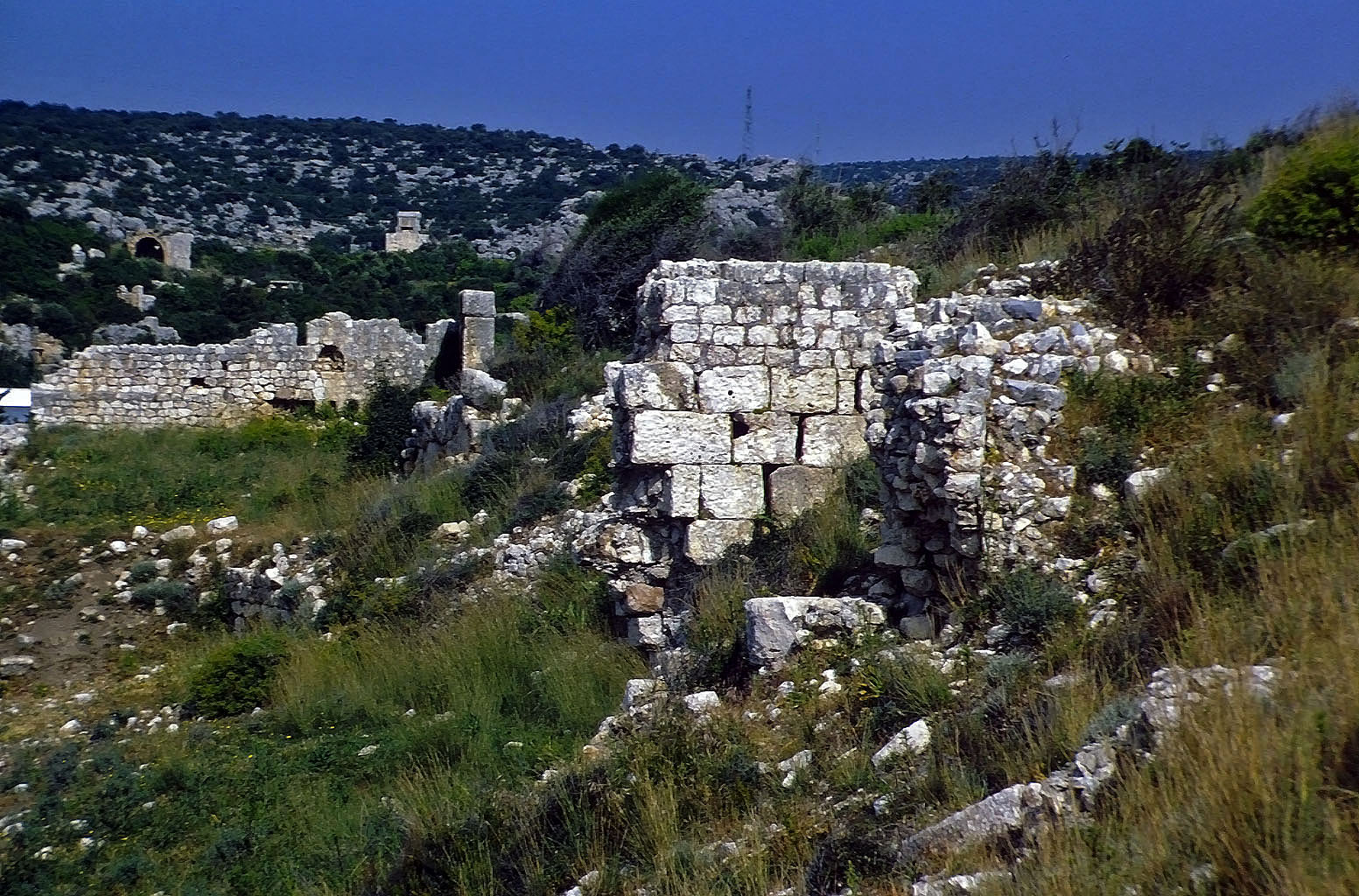 30.04.1993 | Korykos | Grundmauern im Stadtgebiet Korykos