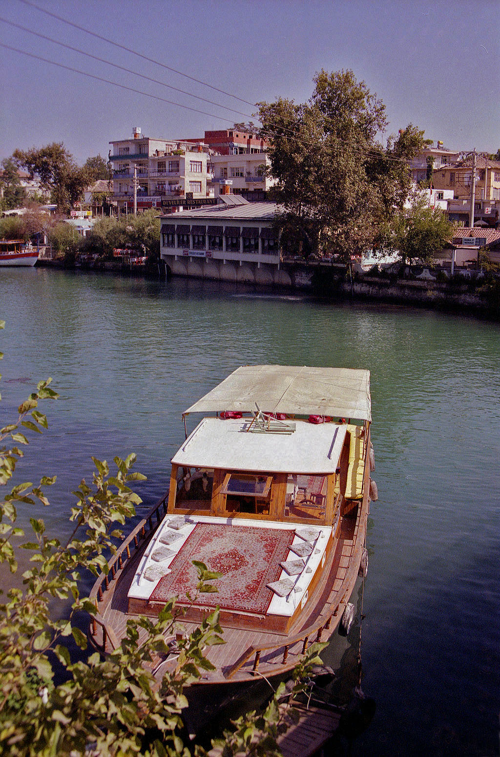 23.09.1992 | Manavgat | Restaurant am Fluß mit Boot