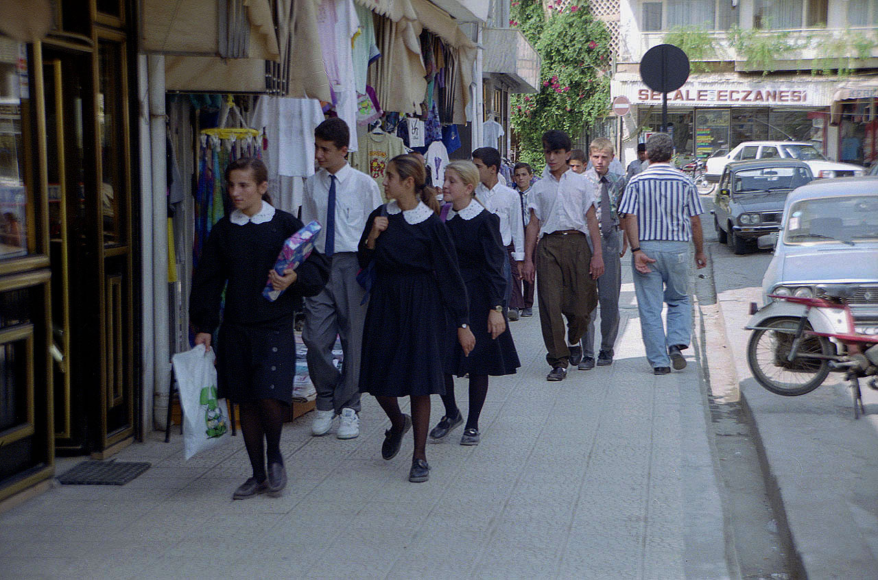 24.09.1992 | Manavgat | beim Shoppen in Schuluniform