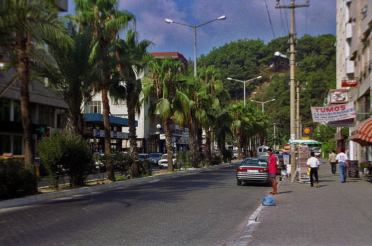 26.08.1995 | Manavgat | Hauptstrasse mit Palmenallee