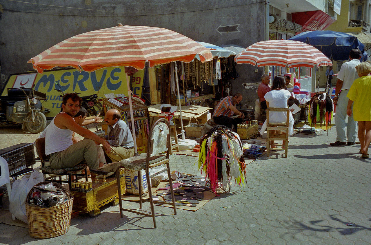 03.09.1995 | Manavgat | Hauptstrasse mitSchuhputzern und Handwerkern
