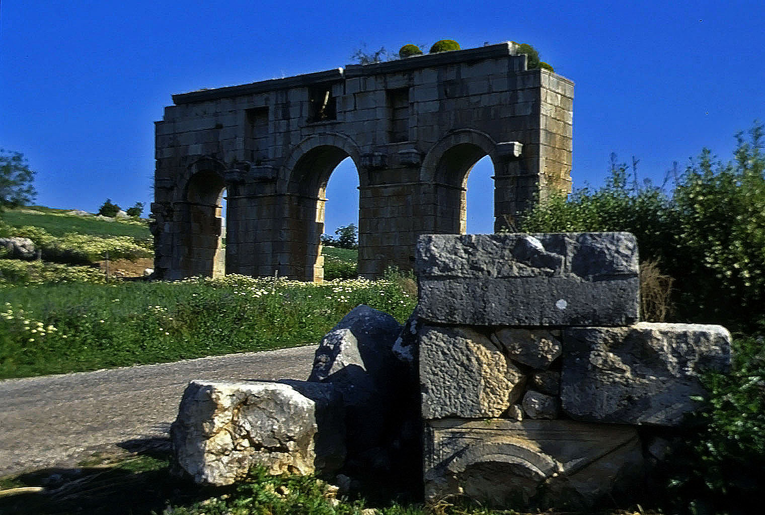 22.04.1993 | Triumphbogen | Torbau hinter Mauerfragmenten