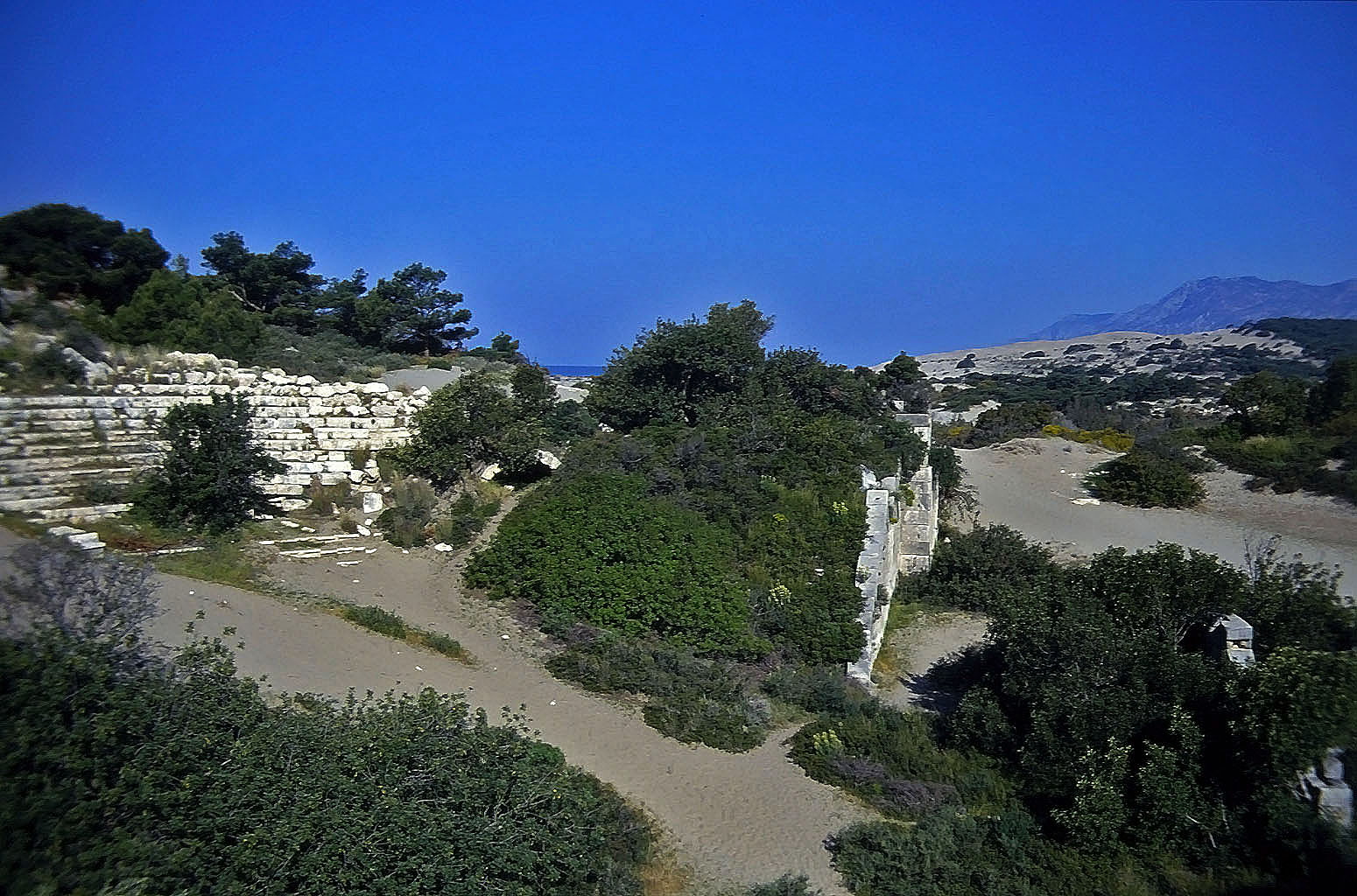 22.04.1993 | Theater | versandete Bühne und Sitzreihen vor Stranddünen