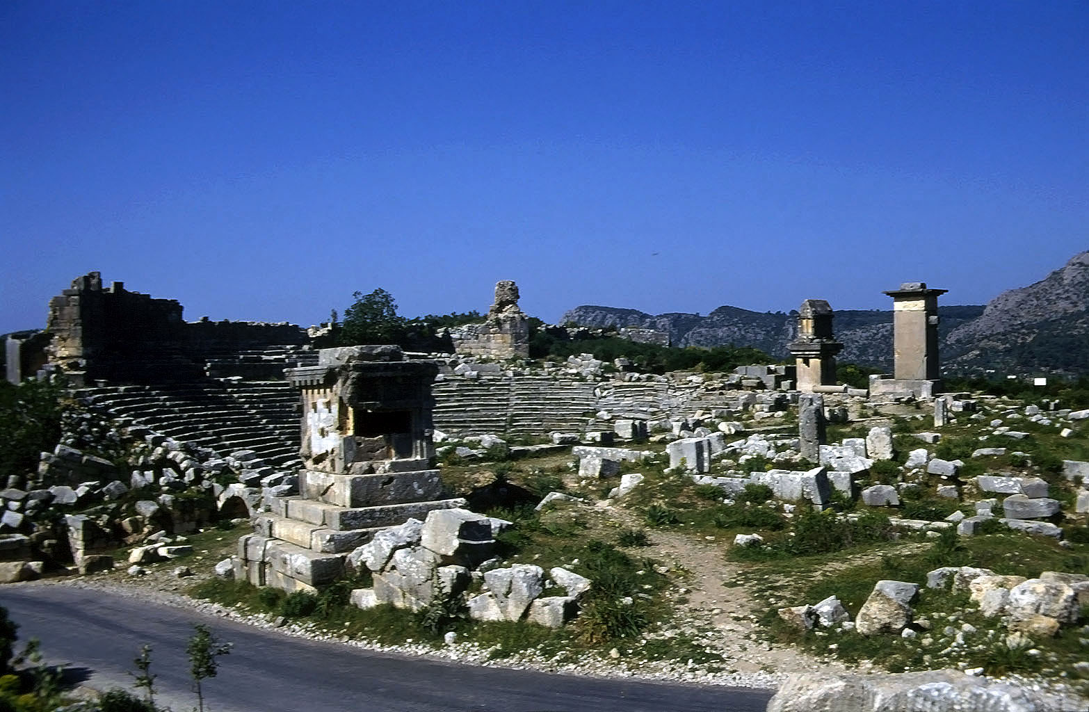 22.04.1993 | Agora | Grab, Theater, Grabturm, Pfeilersark., Harpienmon.