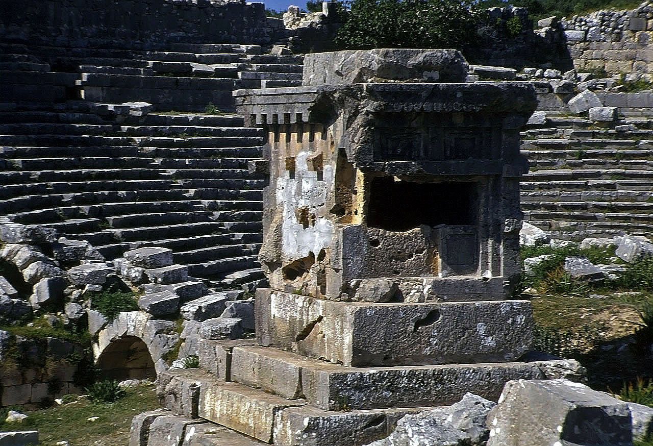 22.04.1993 | Agora | Hausgrab und Theatersitzreihen