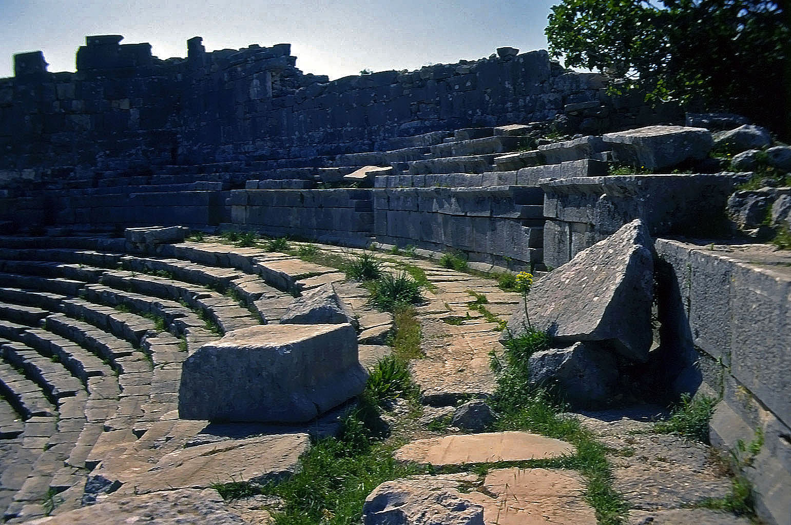 22.04.1993 | Theater   | Sitzreihen und Grabpfeiler